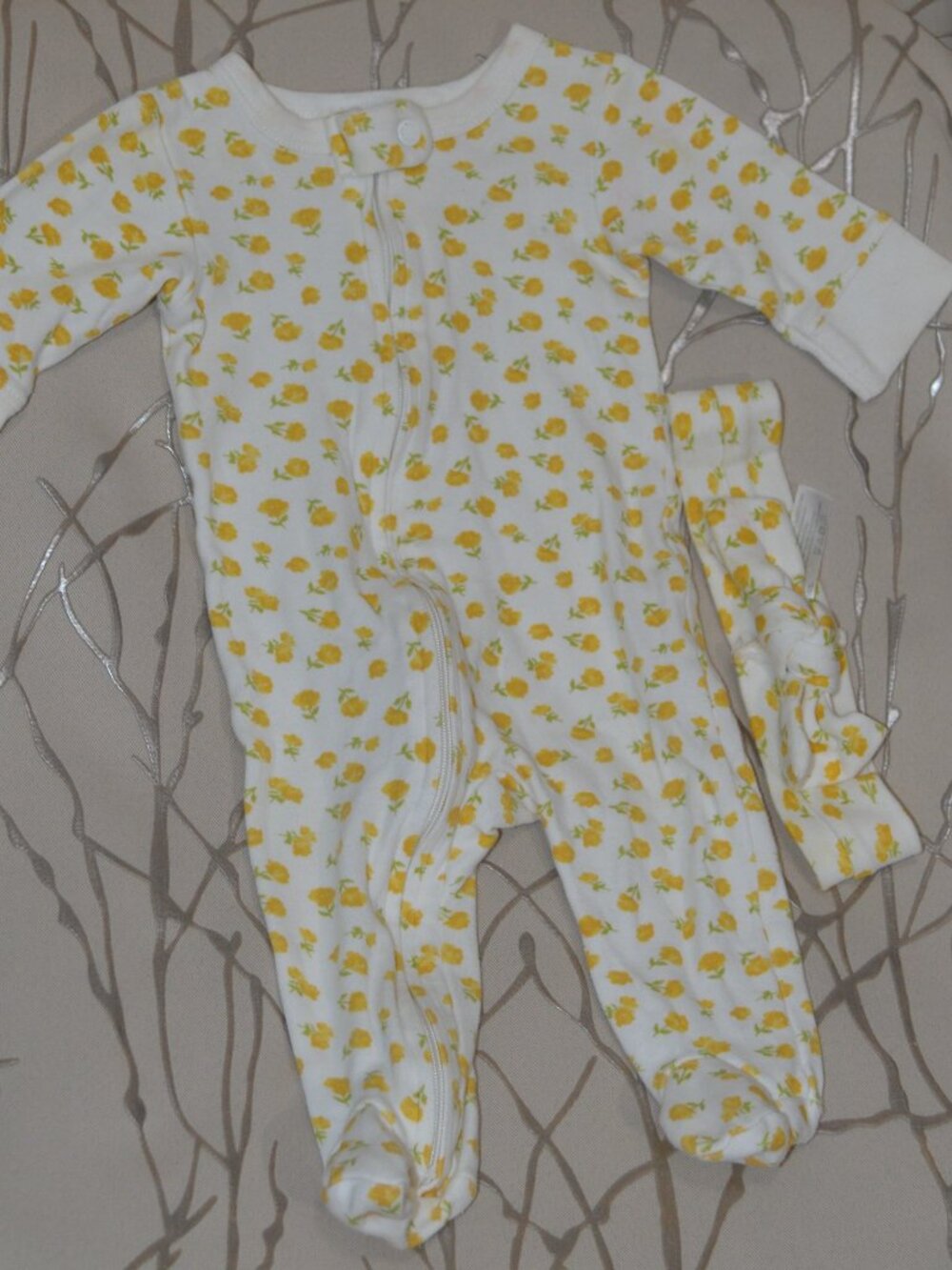 Set floral blanco con gorrito – Très Beau et Belle – 0–3 meses